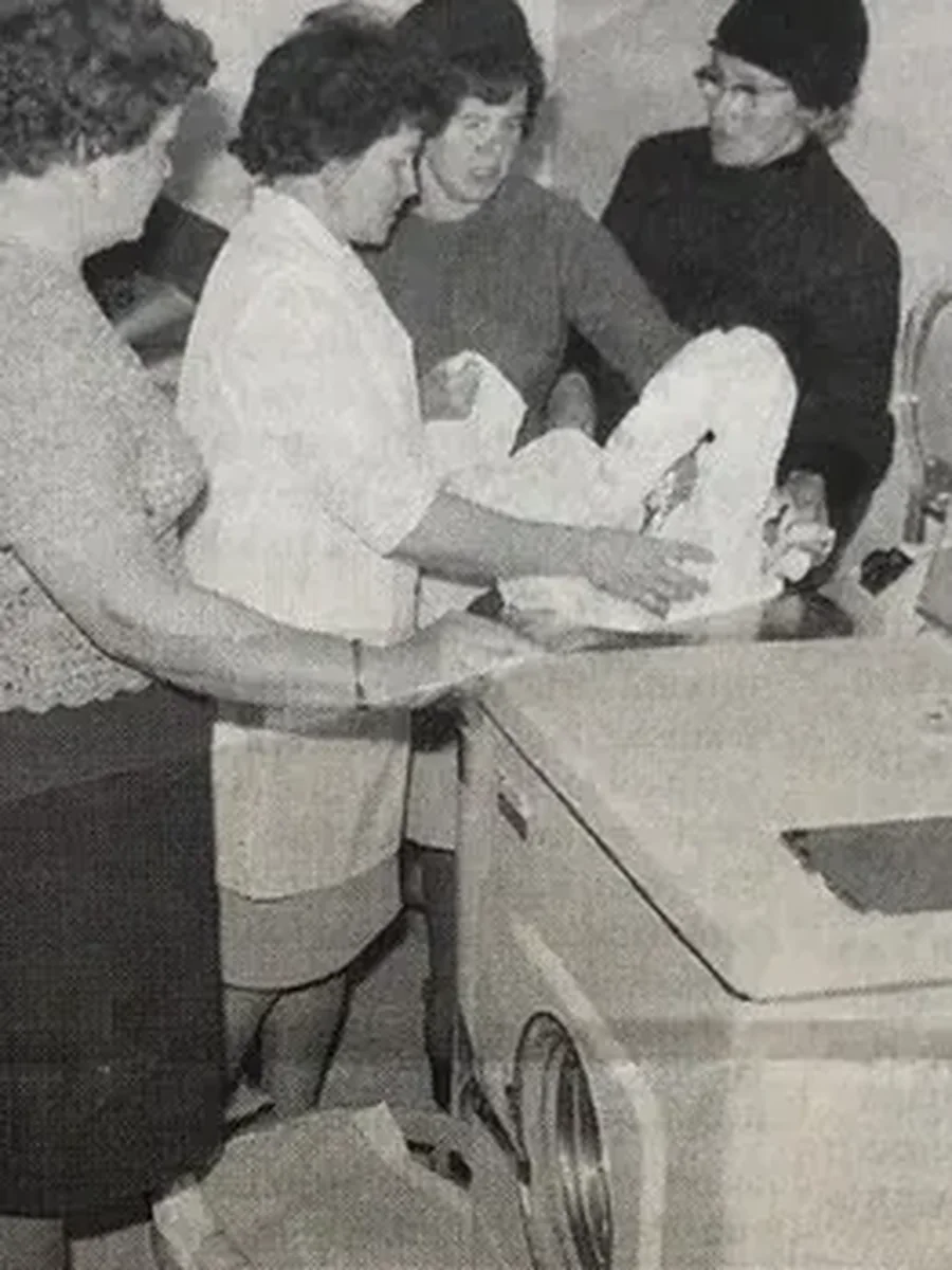 Customers at the new Pesu-Palvelu laundry in 1966
