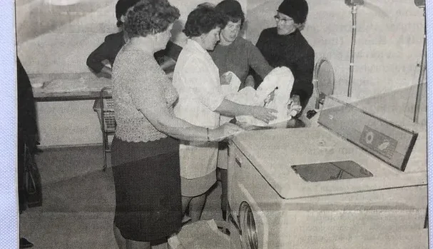 Asiakkaita Pesu-Palvelun uudessa pesulassa Tallikadulla vuonna 1966