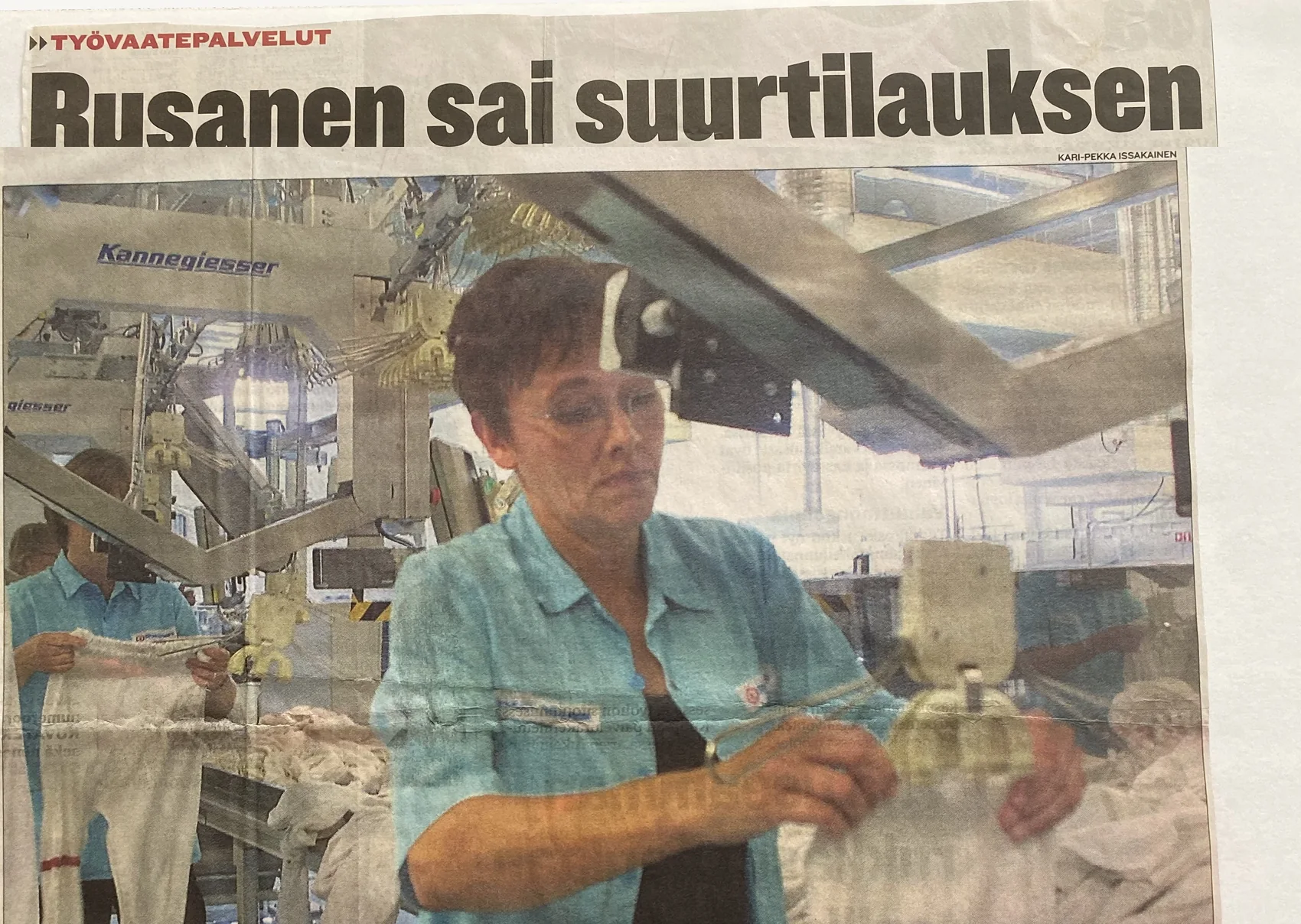 Lehtijuttu: Rusanen sai suurtilauksen, kuvassa työntekijä viimeistelykoneella